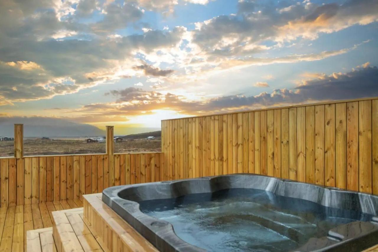 Luxury Log Home With A Hot Tub Selfoss Exterior photo