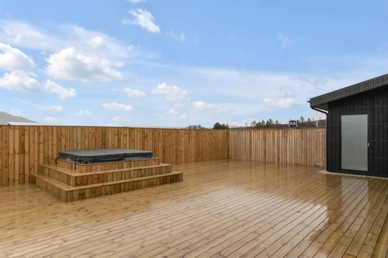 Luxury Log Home With A Hot Tub Selfoss Exterior photo
